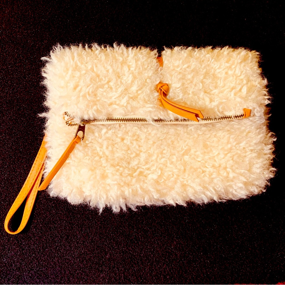 NWOT adorable Universal Threads Sheath and Leather Clutch, 2 compartments 🛍️